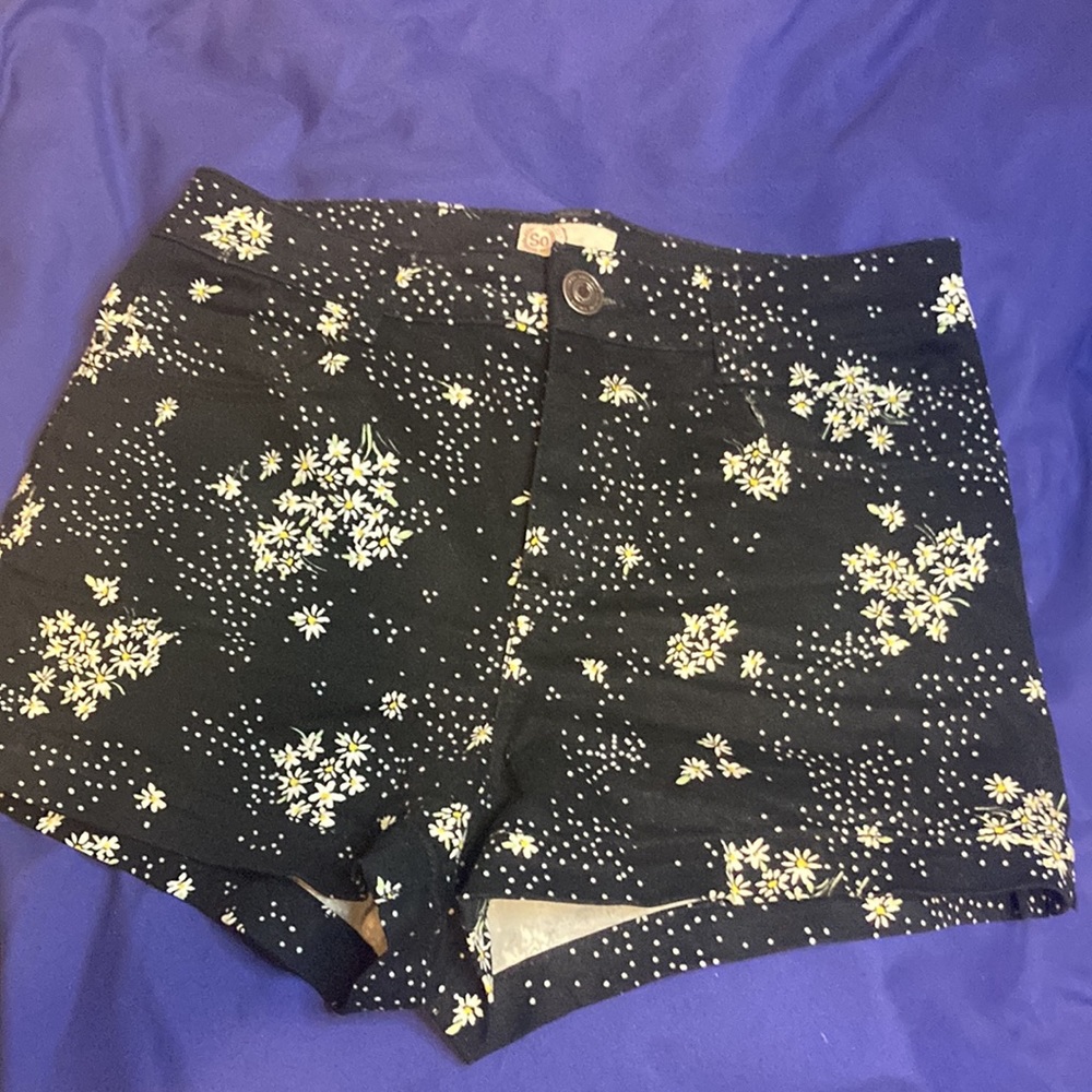 American Heritage Black with daisies shorts size 11